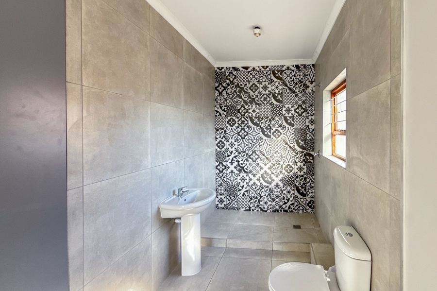 5 Bedroom Property for Sale in Monte Vista Western Cape